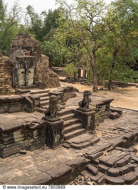 nahe  bauen  Berg  geben  Großstadt  Entdeckung  Zimmer  König - Monarchie  sprechen  ernten  Verantwortung  Werbung  antik  Angkor  Kambodscha  Jahrhundert  modern  Sandstein