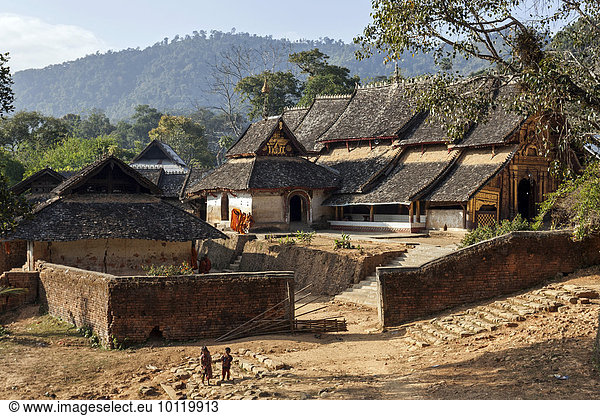 nahe Berg Dorf fünfstöckig Buddhismus blass Myanmar Asien Kloster