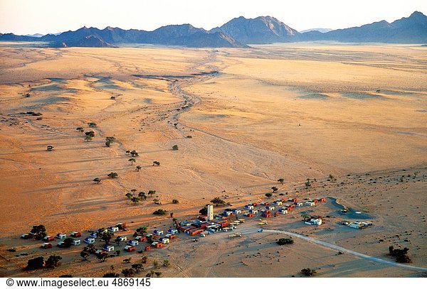 nahe  Ecke  Ecken  Tischset  Wärme  Luftballon  Ballon  Sonnenaufgang  Wüste  Lodge  Landhaus  Himmel  Ansicht  Namibia  Reichtum  Namib  Sesriem-Canyon  Luftbild  Fernsehantenne  Sossusvlei