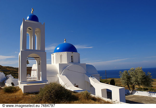 nahe Europa Kirche blau Griechenland Santorin Gewölbe russisch orthodox russisch-orthodox Kykladen Glocke griechisch Oia Ia