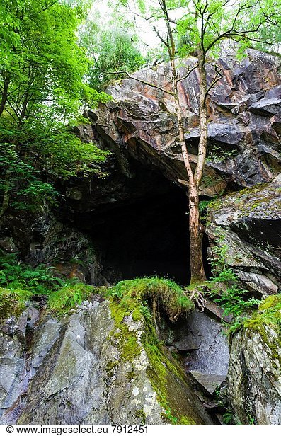 nahe  fallen  fallend  fällt  See  Höhle  verlassen  Bergwerk  Grube  Gruben  Cumbria  Ortsteil  England