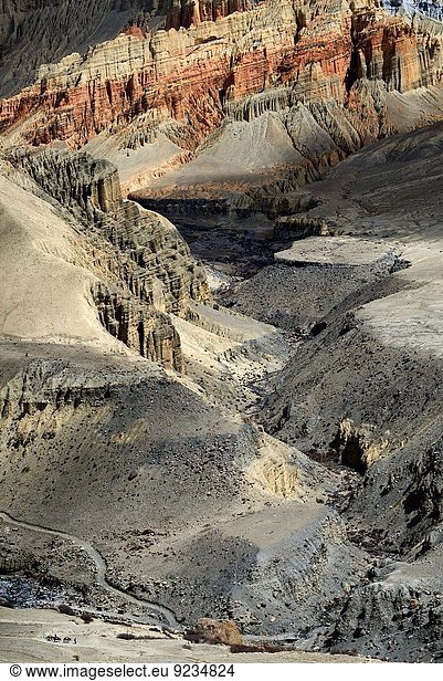 nahe Felsbrocken Landschaft Dorf rot Grenze Mineral Mustang Nepal Tibet