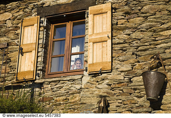 nahe Frankreich Europa Fenster Bauernhof Hof Höfe Mädchen