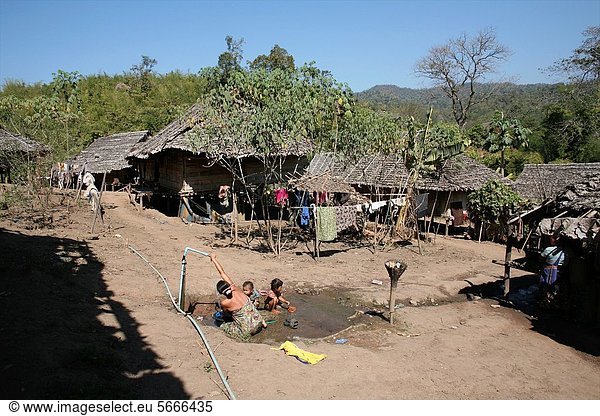 nahe Frau Mensch Menschen Ergebnis waschen camping Siedlung Myanmar 200 Grenze Thailand