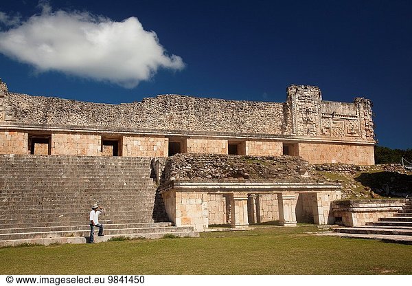 nahe gehen Tourist Ruine Mexiko Mittelamerika Nonne Uxmal