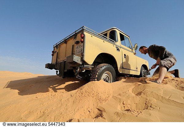 nahe kleben Ehrfurcht Wüste Ostasien Sand Touristin Lastkraftwagen Sahara Taxi Serie übergeben Landschaft Düne Land Rover Afrika Tunesien