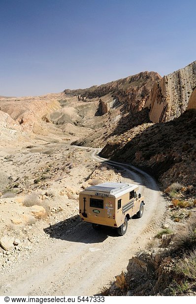 nahe  Kleintransporter  absteigen  Wahrzeichen  camping  Landschaft  Schlucht  Land Rover  Afrika  schmal  Tunesien  Lieferwagen