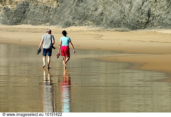 nahe leer Zusammenhalt Landschaft gehen Strand Küste reifer Erwachsene reife Erwachsene Portugal Praia do Castelejo