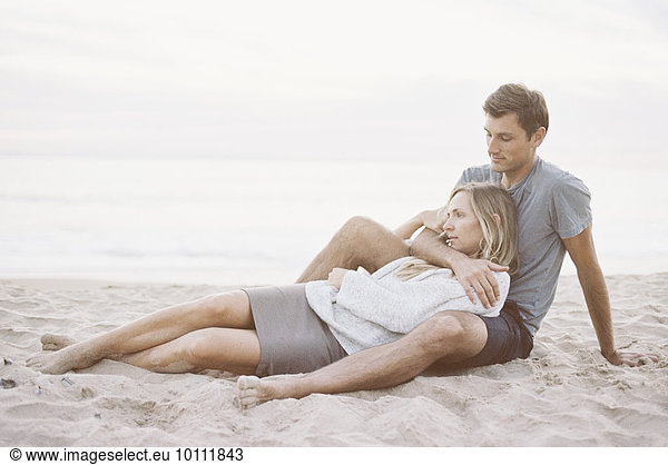 nahe sitzend Zusammenhalt Strand Mann und Frau