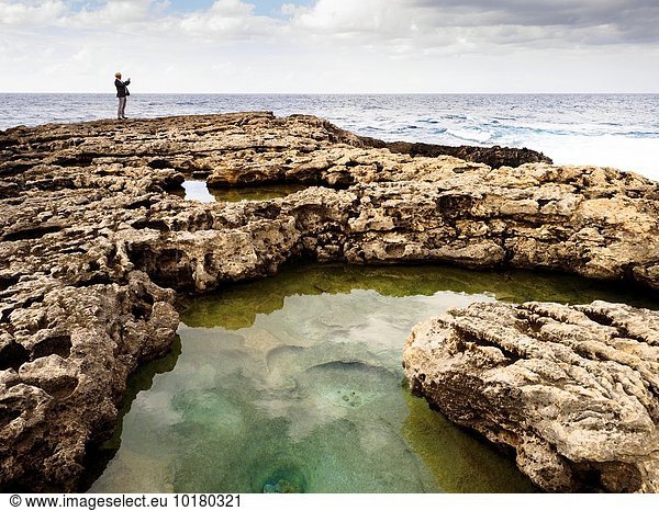 nahe stehend Mann Fotografie nehmen Fenster Bürgersteig Insel blau Gozo Kalkstein Malta