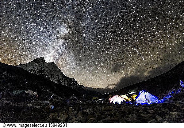 Nahe Sterne über dem Island Peak Base Camp  Everest-Region  Nepal Himalaya