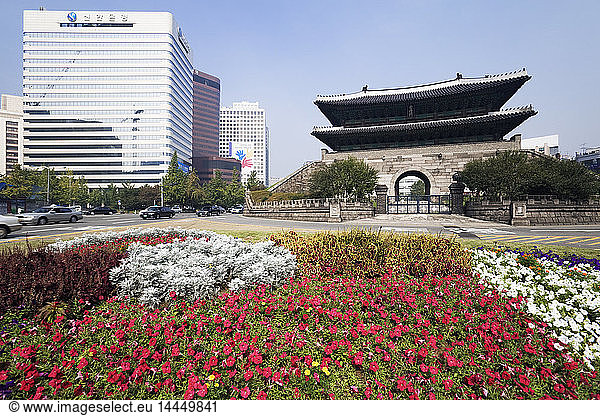 Namdaemun-Tor mit Blumen im Vordergrund