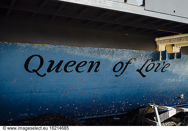 Name auf der Seite des Bootes gemalt