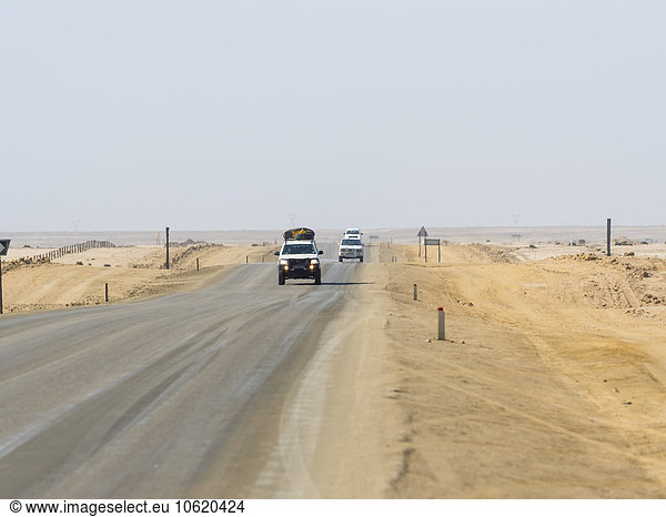 Namibia  Erongo Region  Autofahren auf einsamer Küstenstraße C64