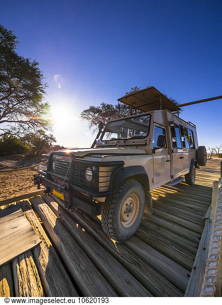 Namibia  Hardap  Geländewagen über Holzbrücke im Kulala Wilderness Reserve