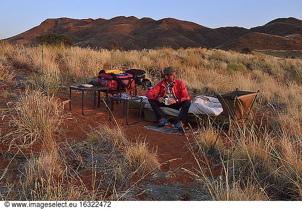 Namibia  Namib-Wüste  Mann im Schafberg Camp am Tok Tokkie Trail