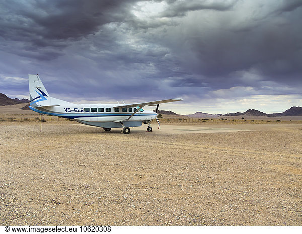 Namibia  Namibwüste  Cessna 208B  wütende Wolken