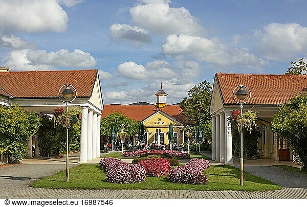 Napoleon Bad  Neoklassizistischer Stil  Kurpark  Kupelny Park  Kurort  Pistian  Slowakei  Europa