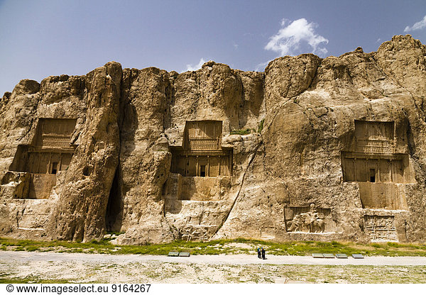 Naqsh-e Rostam die vier Achämeniden-Gräber in den Felsen gehauen: Gräber von Darius II. Artaxerxes Darius dem Großen und Xerxes Marvdascht Fars Iran