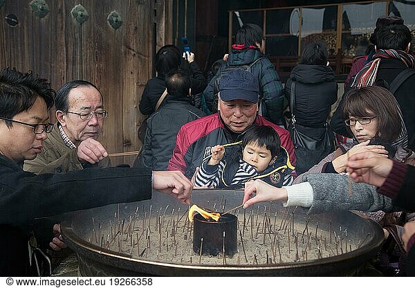 Nara  Japan  28. Dezember 2014: Devotees zünden Räucherstäbchen im Todaijitempel an  Asien