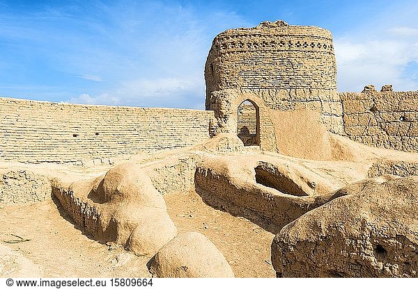 Narin Qal?eh  Turm und Festungsmauern  Festung aus Lehmziegeln  Meybod  Provinz Yazd  Iran  Asien