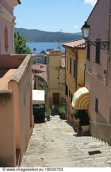 Narrow alley  old town  Portoferraio  Tuscany  Italy  Europe