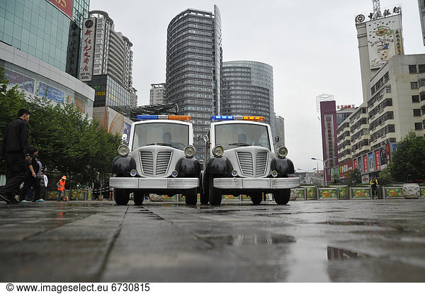 nass  Straße  parken  Lastkraftwagen  Polizei