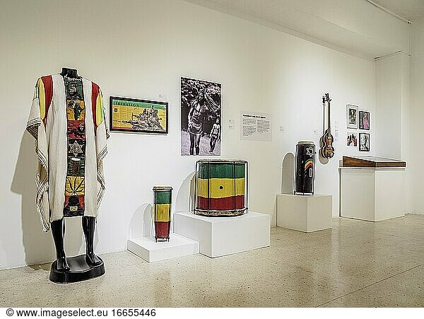 National Gallery of Jamaica  Innenraum  Ausstellung über jamaikanische Musik  Downtown  Kingston  Kingston Parish  Jamaika.