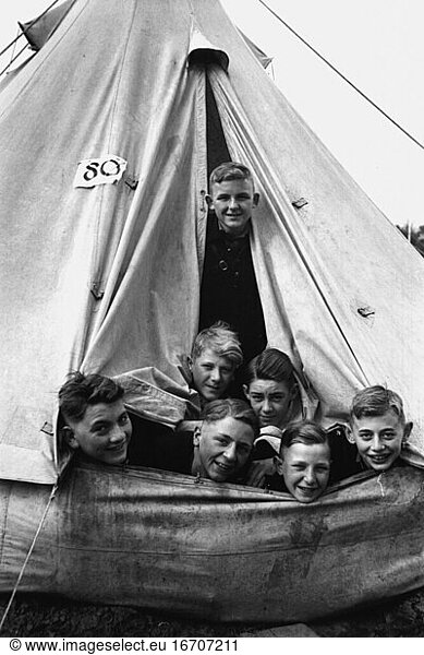 National Socialism:
Groups / Hitler Youth (HJ – Hitlerjugend). “HJ-Führerschule (HJ leadership school) in Braunschweig: Hitler Youth in a tent camp. Photo  1939.