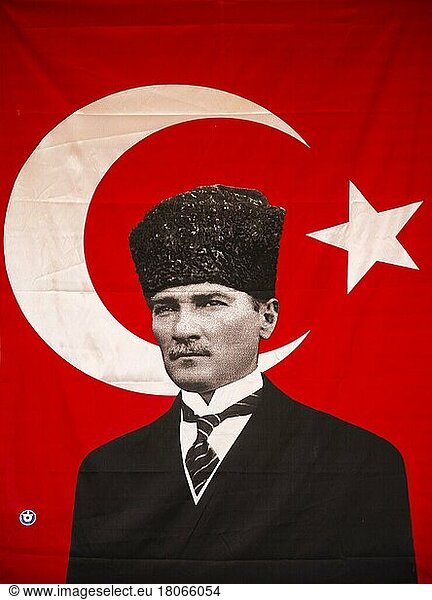 Nationalfahne mit Staatsgründer Atatürk  Türkei  Türkei  Asien