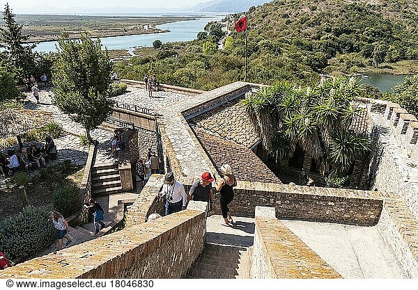 Nationalflagge  Vivar-Kanal  venezianische Burg  Ausgrabungsstätte  Butrint  Saranda  Albanien  Europa