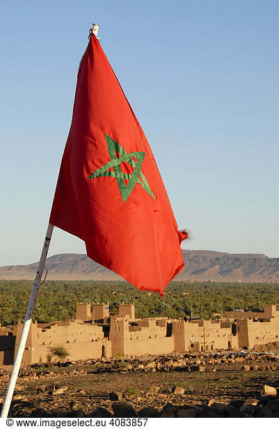 Nationalflagge weht über Siedlung Ksar Zagora Vallee du Draa Marokko