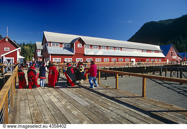 Native Tänzer am Boardwalk @ Cannery Hoonah AK SE Sommer Icy Strait Point