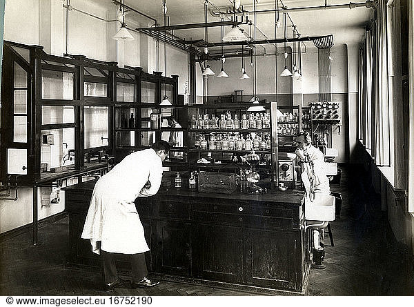 Natural Sciences:
Chemistry.
Chemical laboratory at the Technical University Berlin.
Photo  1920s.