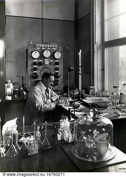 Natural Sciences:
Chemistry.
Chemical laboratory at the Technical University Berlin.
Photo  1920s.