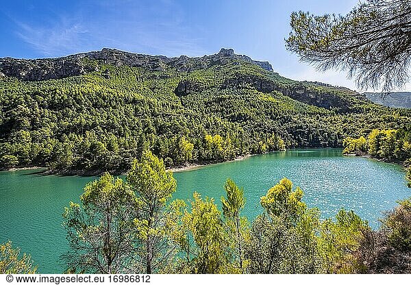 Naturlandschaft am Anchuricas-Stausee  Sierra de Cazorla  Naturpark Segura und Las Villas  Provinz Jaen  Andalusien  Südspanien Europa.
