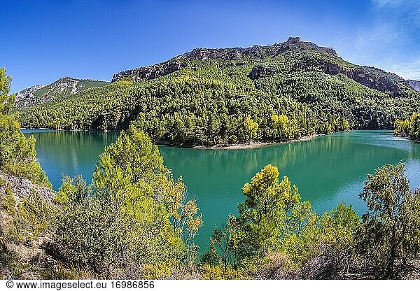 Naturlandschaft am Anchuricas-Stausee  Sierra de Cazorla  Naturpark Segura und Las Villas  Provinz Jaen  Andalusien  Südspanien Europa.