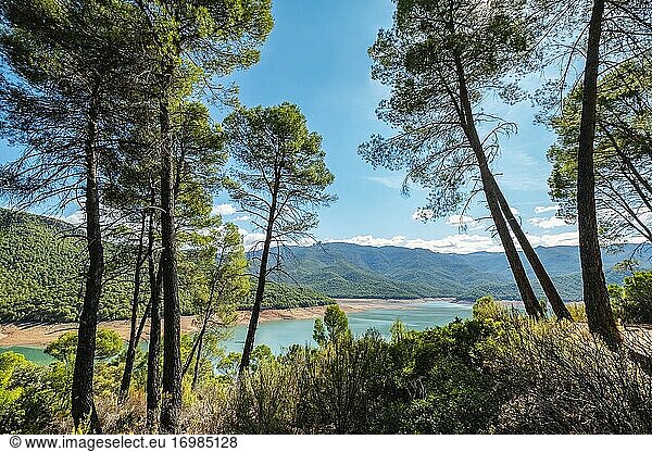 Naturlandschaft am Stausee el Tranco  Sierra de Cazorla  Naturpark Segura und Las Villas  Provinz Jaen  Andalusien  Südspanien Europa.
