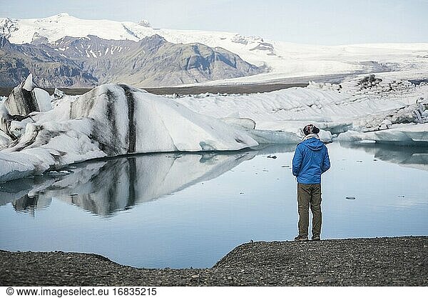 Naturschützer denken über die Zukunft des Klimawandels  die globale Erwärmung und den Klimanotstand in der Gletscherlagune Jokulsarlon im Südosten Islands nach