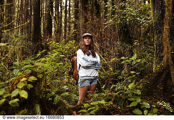 Naturverbundene Frau im Regenwald bei Tofino
