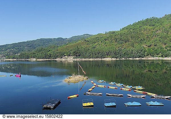 Nautische Basis am Fluss Homem und am Stausee Vilarinho das Furnas  Nationalpark Peneda Geres  Provinz Minho  Portugal  Europa