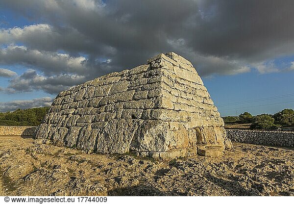 Naveta des Tudons  Prähistorische Begrabungsstätte  Menorca  Spanien  Europa