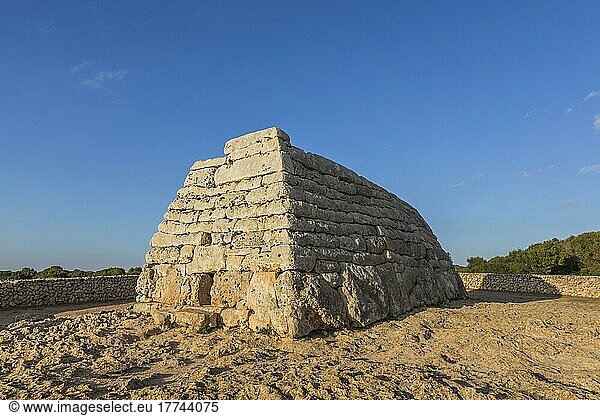 Naveta des Tudons  Prähistorische Begrabungsstätte  Menorca  Spanien  Europa
