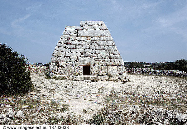 Naveta oder Megalithgrab an der Stätte von Es Tudons  Spanien. Neolithisch. 1500-800 V. CHR. Es Tudons  Menorca.