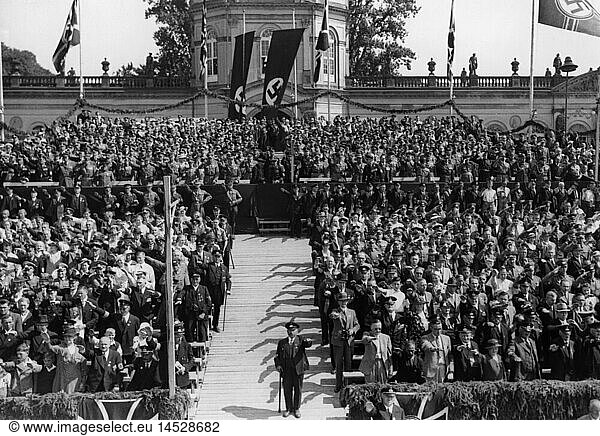 Nazism / National Socialism  events  rally at Memorial Day (Heldengedenktag)  meeting of veteran of the First World War at Invalidenfriedhof  Berlin  1930s  Volkstrauertag  German National Day of Mourning  cemetery  graveyard  cemeteries  graveyards  frontline soldier  frontline soldiers  flag  flags  Stahlhelm  league of the front-line soldier  crowd  crowds  crowds of people  feasts  public holiday  legal holiday  red-letter day  statutory holidays  bank holiday  Germany  German Reich  Third Reich  30s  20th century  historic  historical