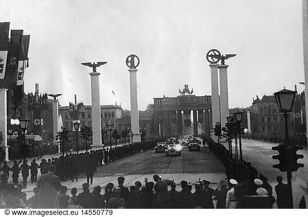 Nazism / National Socialism  politics  Axis Rome-Berlin  journey of Prime Minister Benito Mussolini to Germany 25.- 29.9.1937  arrival in Berlin  the column is driving through Brandenburg Gate  27.9.1937  crowd  crowds  crowds of people  axis Rome - Berlin  fascism  state visit  state visits  foreign policy  external policy  German Reich  Third Reich  1930s  30s  20th century  politics  policy  viewers  viewer  historic  historical