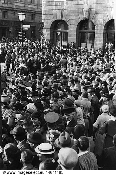 Nazism / National Socialism  politics  Axis Rome-Berlin  journey of Prime Minister Benito Mussolini to Germany 25.- 29.9.1937  arrival in Berlin  viewers at the roadside  27.9.1937  crowd  crowds  crowds of people  axis Rome - Berlin  fascism  state visit  state visits  foreign policy  external policy  German Reich  Third Reich  1930s  30s  20th century  politics  policy  viewers  viewer  historic  historical