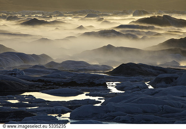 Nebel über dem Gletschersee Jökuls·rlÛn  Südküste Island  Europa