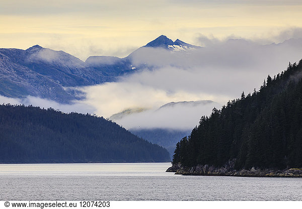 Nebel über der Fairweather Range  Icy Strait  zwischen Chichagof Island und Glacier Bay National Park  UNESCO Weltkulturerbe  Inside Passage  Alaska  Vereinigte Staaten von Amerika  Nordamerika
