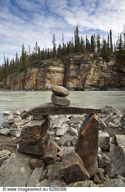 nebeneinander  neben  Seite an Seite  Stein  Skulptur  Fluss  Nordamerika  Athabasca River  Rocky Mountains  Alberta  Cairns  Kanada  kanadisch